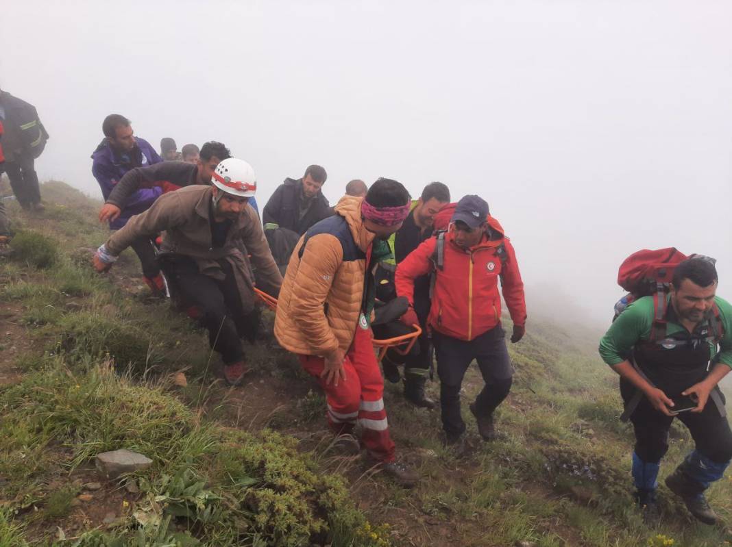 İran Kızılayı, kaza yerinden görseller paylaştı 2
